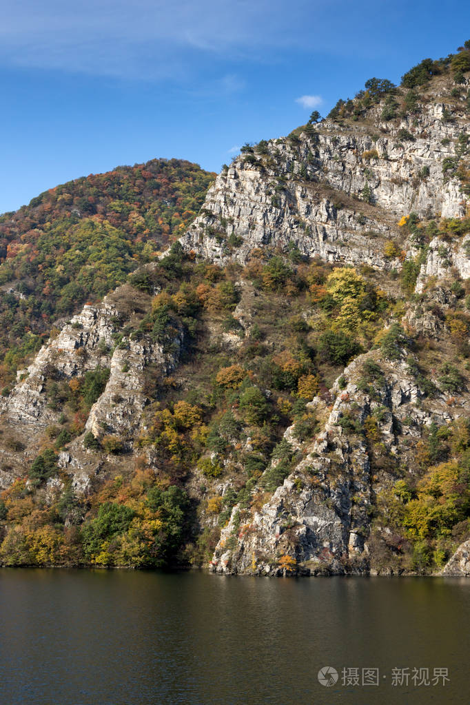 令人惊叹的秋季今日景观的克里奇姆水库, 罗多彼山脉, 普罗夫迪夫地区, 保加利亚