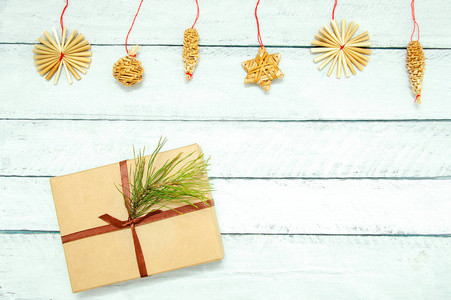 圣诞礼物在一个盒子和装饰品。在白色的木质背景上