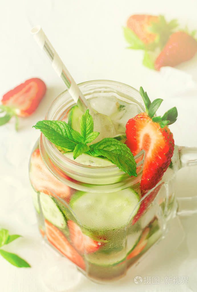 白色背景的夏日清凉冰镇饮品, 配以橙,柠檬,黄瓜和草莓