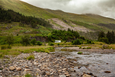 高地风景在凯尔 Glenshiel 苏格兰自然徒步旅行