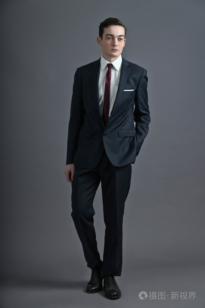 复古时尚五十多岁男青年身穿深色西装和领带.研究