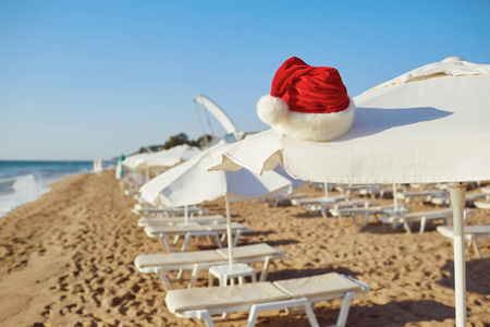 圣诞节圣诞老人帽子在海滩上图片