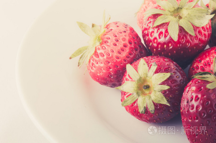 在白盘子里的草莓