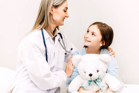 医生咨询和检查在医院的小女孩的信息。一个小女孩生病了. 医疗保健和医药
