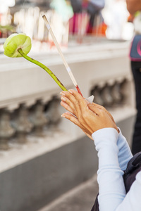 线香的祈祷女人手中的花