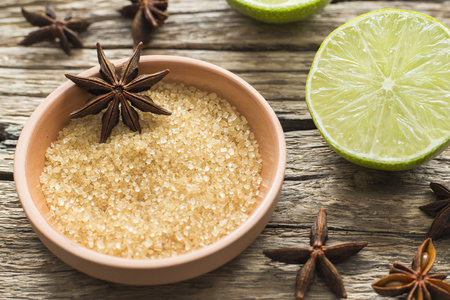 红糖水桌上的红糖和柠檬照片