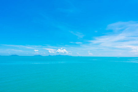 美丽的海和海洋与云彩在蓝天背景