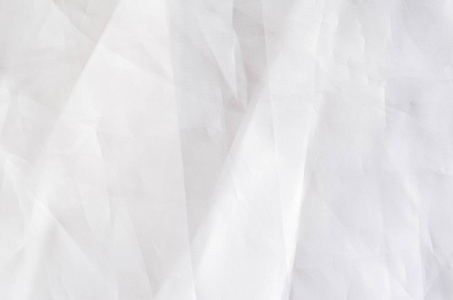 白色合成衬里织物与褶皱。皱巴巴的床单或衣服背景