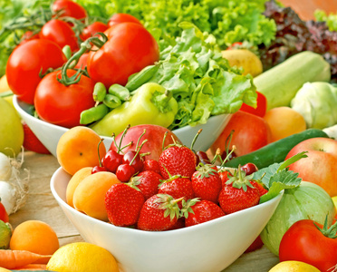 新鲜有机水果和蔬菜在碗中