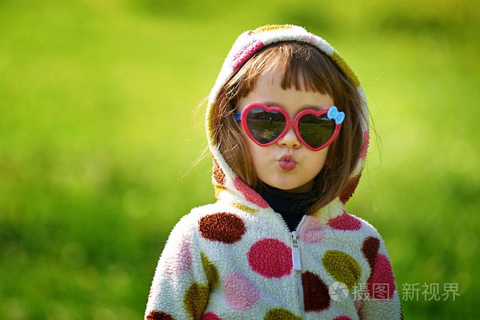 太阳镜的小女孩