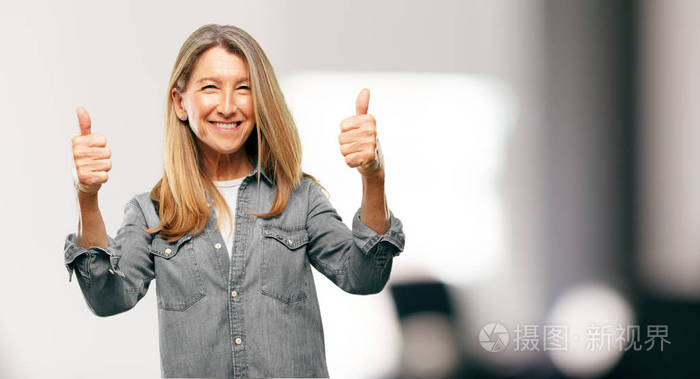 高级美女与满意, 骄傲和快乐的外观与竖起大拇指