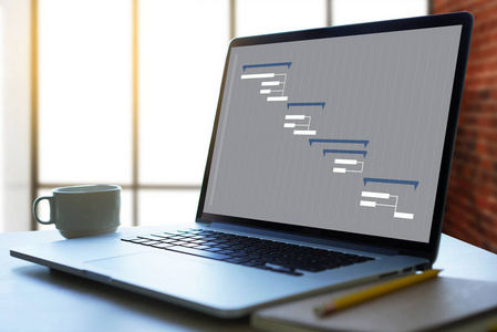 商务人员分析项目管理更新甘特图