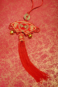 传统的中国结，书法的意思是快乐新的一年
