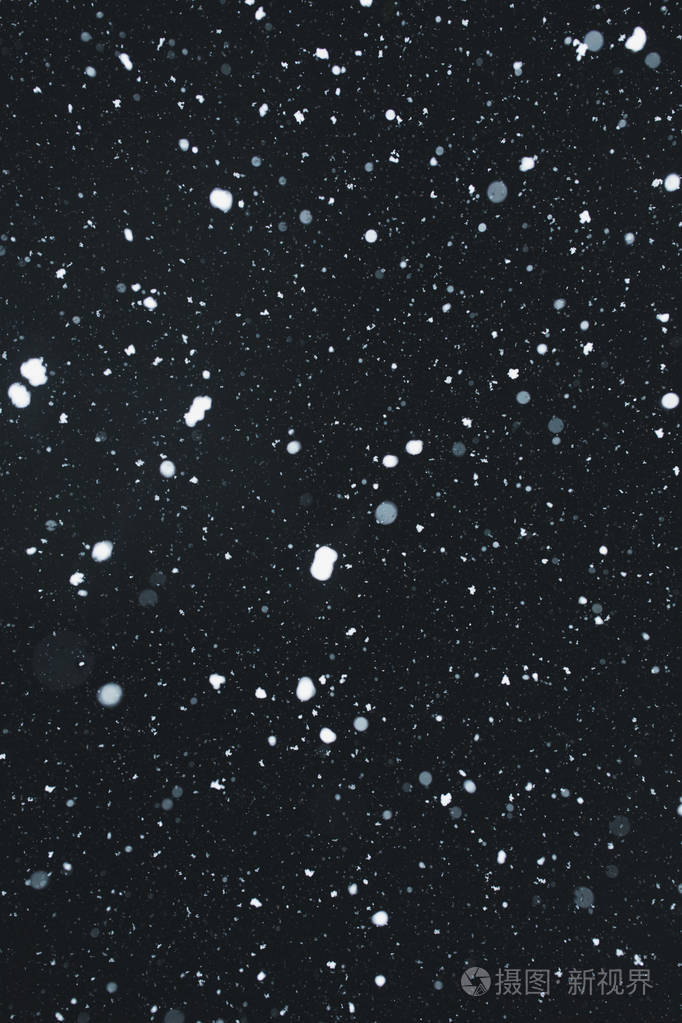 雪花在黑色背景下下雪