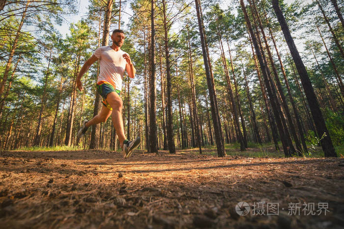 跑步的人在公园里慢跑的男跑步者在户外训练的人在森林小径上锻炼健康