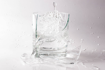 玻璃碎片和飞溅的水照片