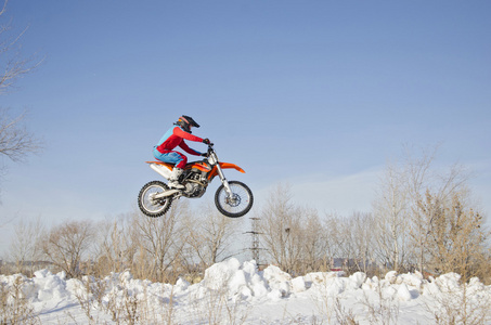 Mx 在摩托车上的驱动程序正飞过山雪