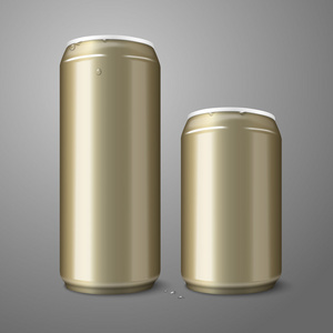 灰色的背景上孤立的两个空白的金色啤酒罐