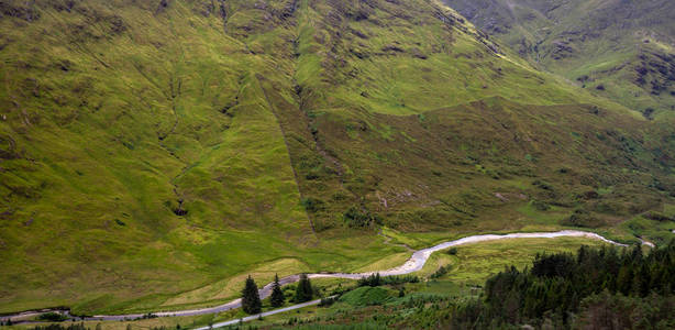 高地风景在凯尔 Glenshiel 苏格兰自然徒步旅行