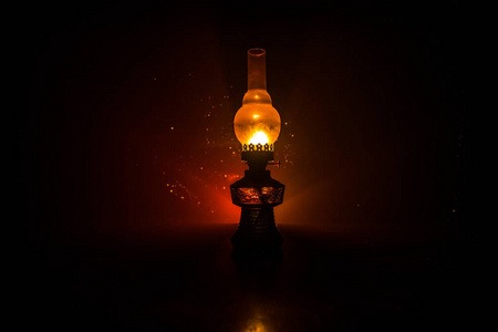 油灯点燃照亮油灯照亮黑暗或燃烧煤油灯背景, 概念照明照片