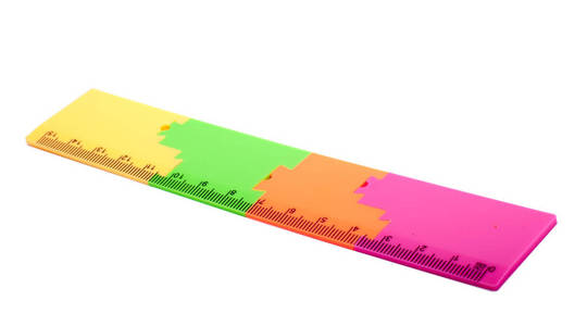 彩色塑料标尺在不同的颜色被隔绝在白色
