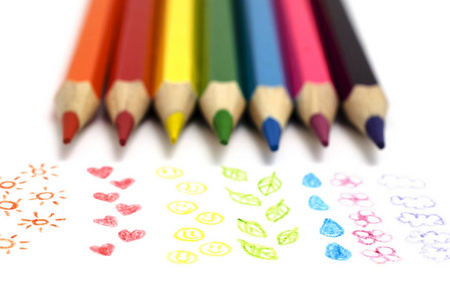 一组彩色铅笔查出的涂鸦白色