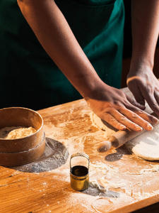 厨师面包师妇女的手揉面团图片