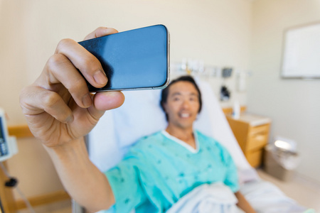 男性病人在医院采取自我画像通过移动电话