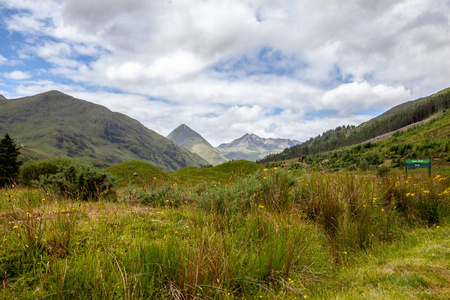 高地风景在凯尔 Glenshiel 苏格兰自然徒步旅行