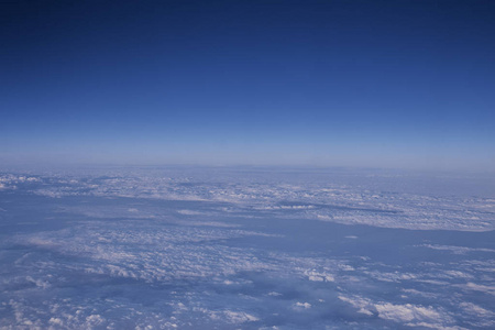 鸟瞰天空蓝天的平面图