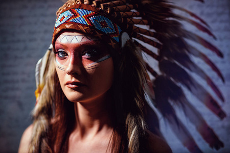 印第安美国女性与头饰照片