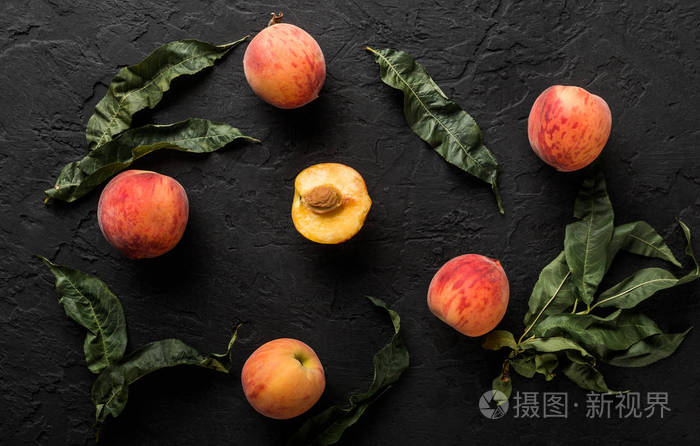 成熟的桃子在黑色的石头背景.健康食品概念, 顶级视图, 模式
