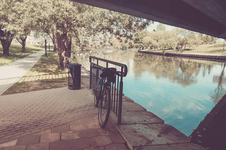 自行车轨道在公园附近河或自行车跑道在公园附近河, 色调