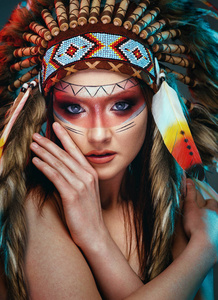 年轻美丽的印度女性与羽毛头饰