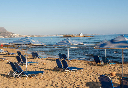日光浴在玛丽亚海滩在克里特岛, 希腊