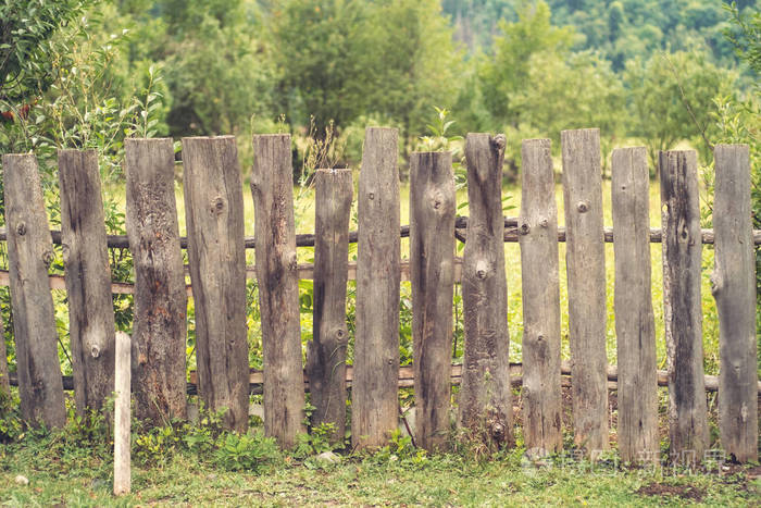 老粗糙的木栅栏在村里