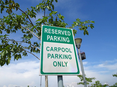 仅为使用拼车的客人保留停车位。专门停车场为共享汽车前往目的地的用户分配的专用停车场
