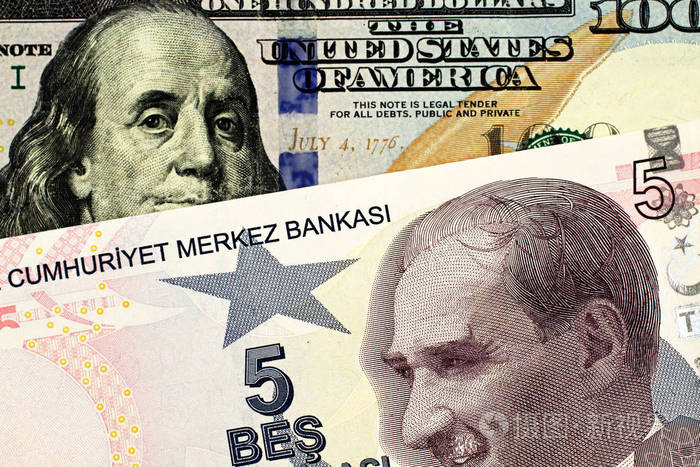 一个蓝色的美国100美元的钞票特写图片五土耳其里拉法案