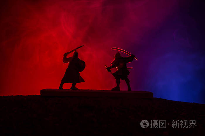 两个中世纪的勇士在决斗的剪影.