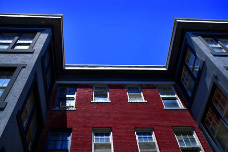 公寓楼出租生活空间与红砖蓝天图片