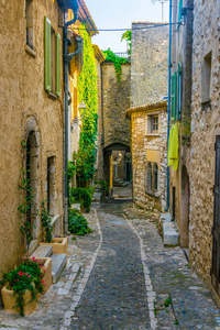 一条狭窄的街道在圣保禄 de 旺斯, 法郎的老镇