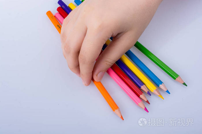 手持彩色铅笔放在白色背景上