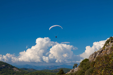 滑翔伞飞越天空在夏季的一天
