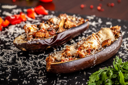 葡萄牙菜。烤茄子配蘑菇肉蔬菜和干酪。复制空间, 选择性焦点