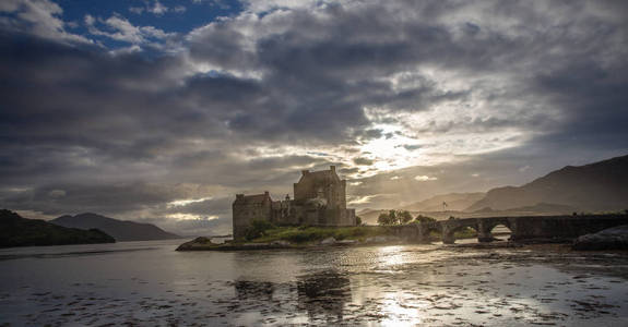 Eilean 多南城堡与多云日落天空高地苏格兰景观旅游大英国