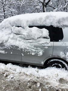 大雪后, 汽车被雪覆盖着。冬季灾变异常天气