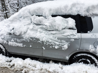 大雪后, 汽车被雪覆盖着。冬季灾变异常天气
