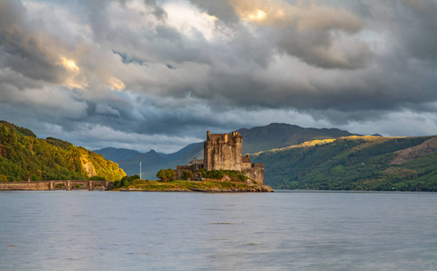 Eilean 多南城堡与多云日落天空高地苏格兰景观旅游大英国