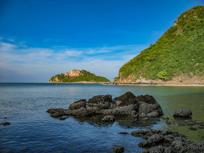 在泰国苏林美丽的岛屿海滩的海岸上的岩石