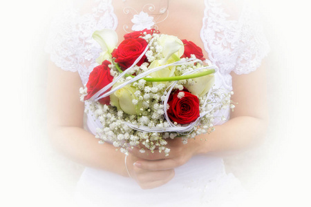 婚礼上新娘举行的红花花束的特写镜头